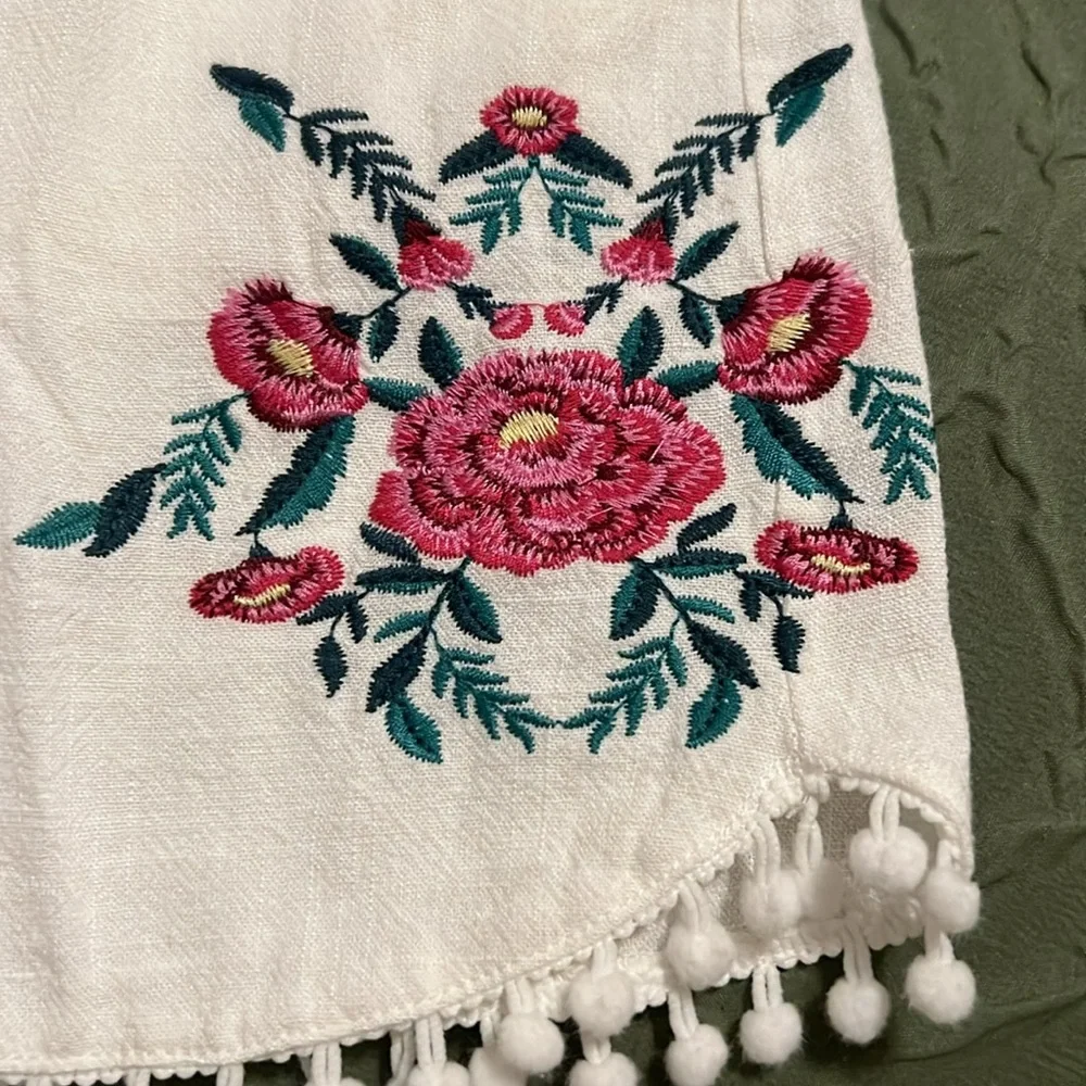 White cotton shorts by Umgee. Cute little hassle fringe and embroidered rosette - Picture 2 of 6